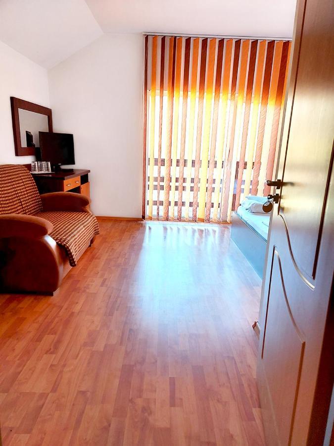 Floare De Colt Petrosani Otel Dış mekan fotoğraf