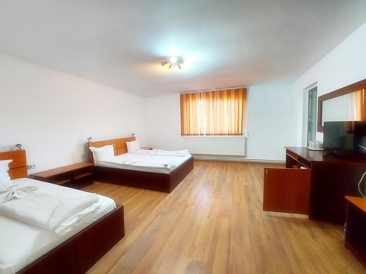Floare De Colt Petrosani Otel Dış mekan fotoğraf