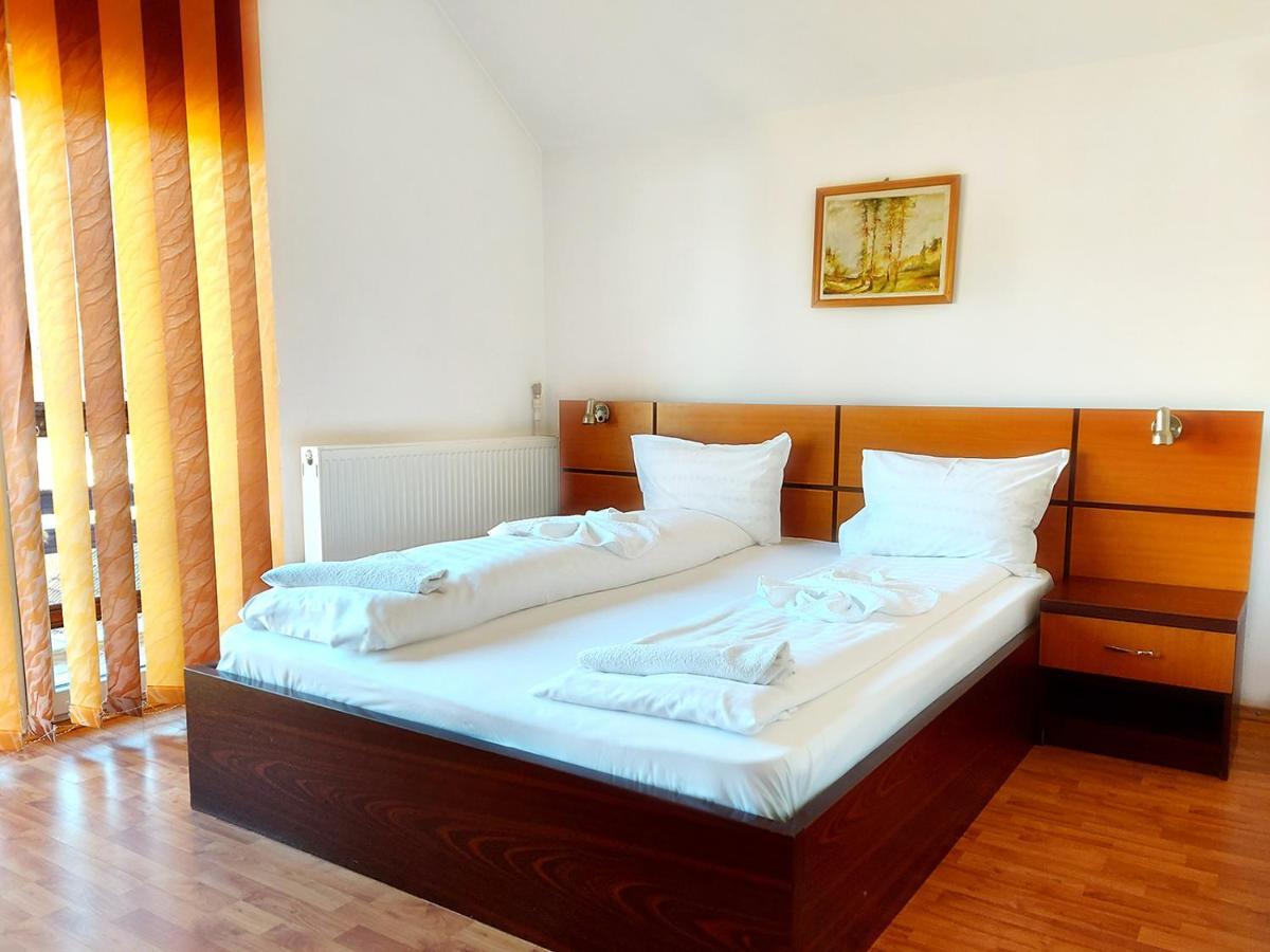 Floare De Colt Petrosani Otel Dış mekan fotoğraf