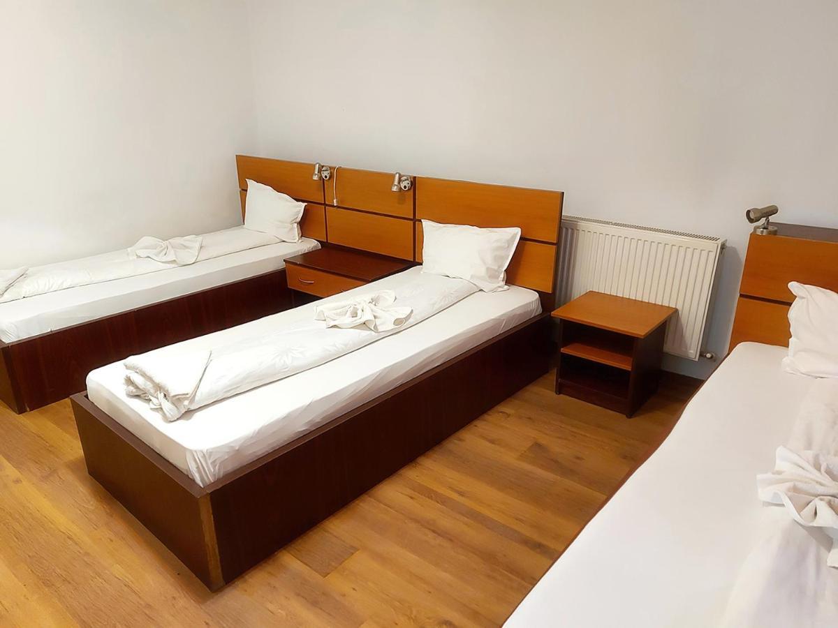 Floare De Colt Petrosani Otel Dış mekan fotoğraf
