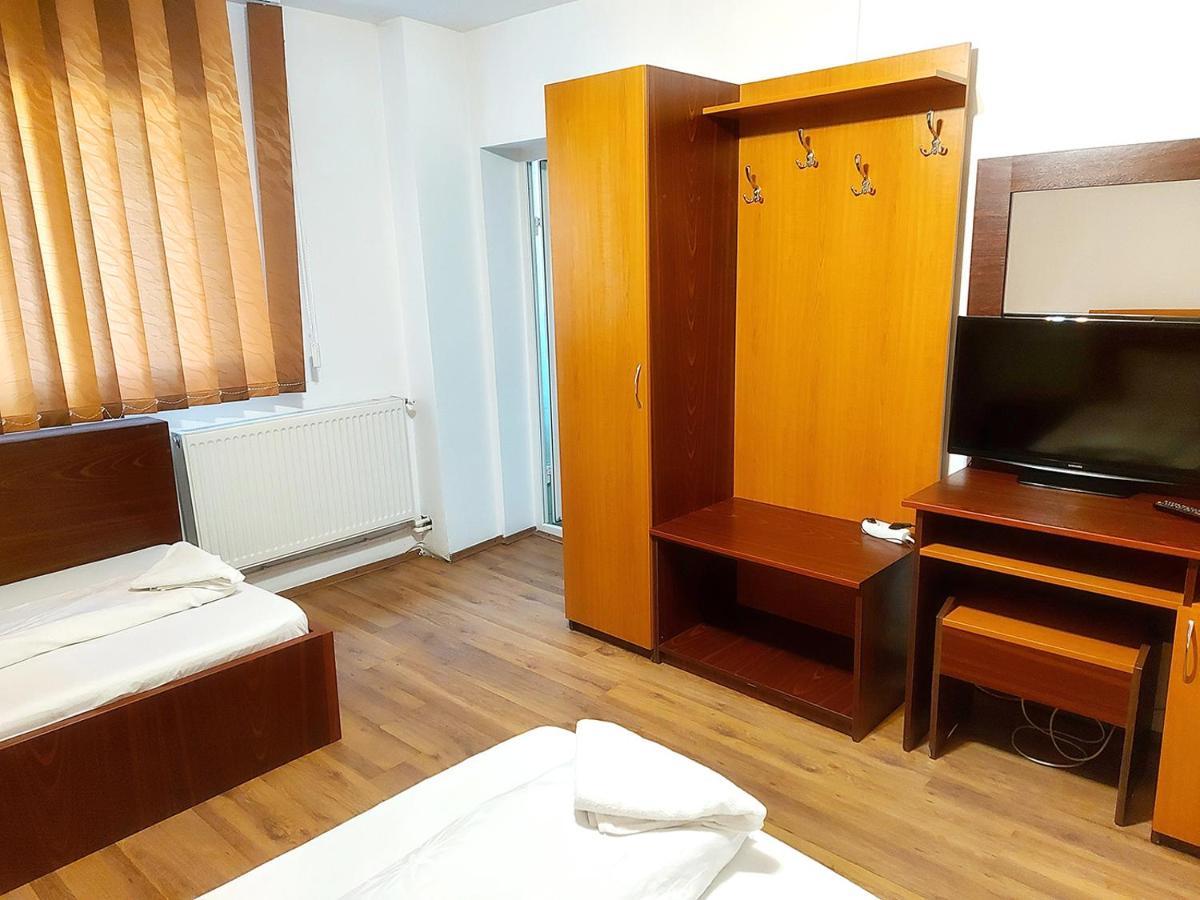 Floare De Colt Petrosani Otel Dış mekan fotoğraf